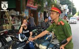 Đoàn viên thanh niên Công an Hà Nội đội nắng đảm bảo an ninh tại các điểm thi